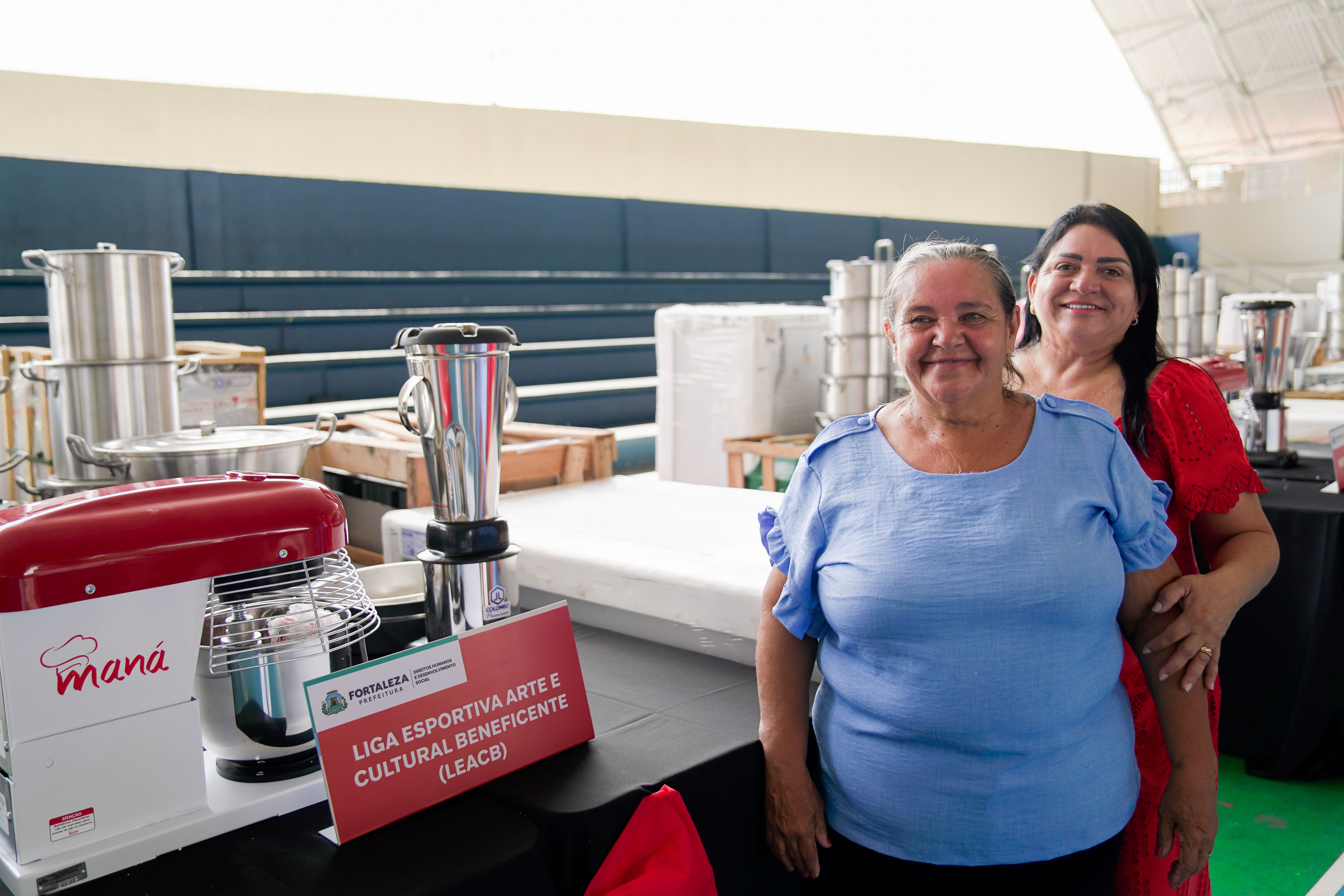 A presidente da LEACB,, Ana Lúcia Rodrigues, recebeu equipamentos de cozinha